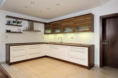 Moderní kuchyňská linka do tvaru „L"