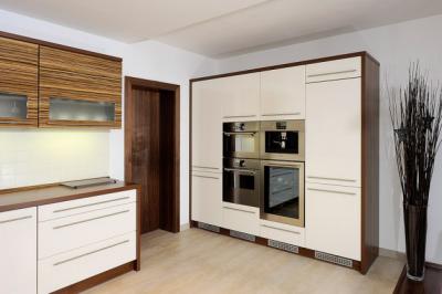 Moderní kuchyňská linka do tvaru „L"