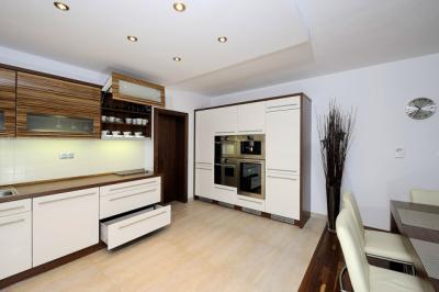 Moderní kuchyňská linka do tvaru „L"